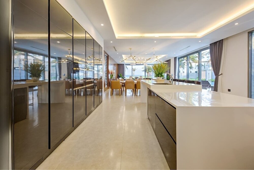 Oceanfront Elegance: 7-br Villa in Luxury Resort