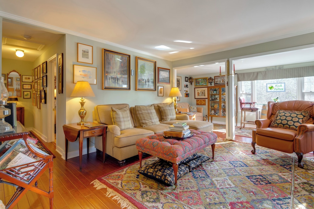 Hike, Sip & Explore! Blue Ridge Mtn Cabin w/ Porch