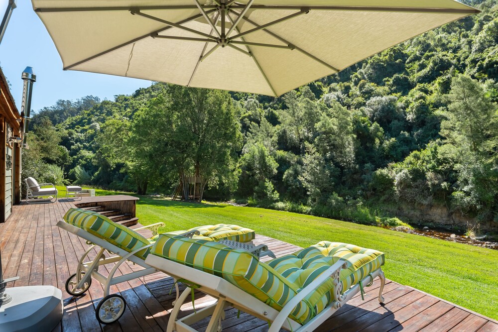 Amazing Riverside Retreat With Hot Tub & Ecopool