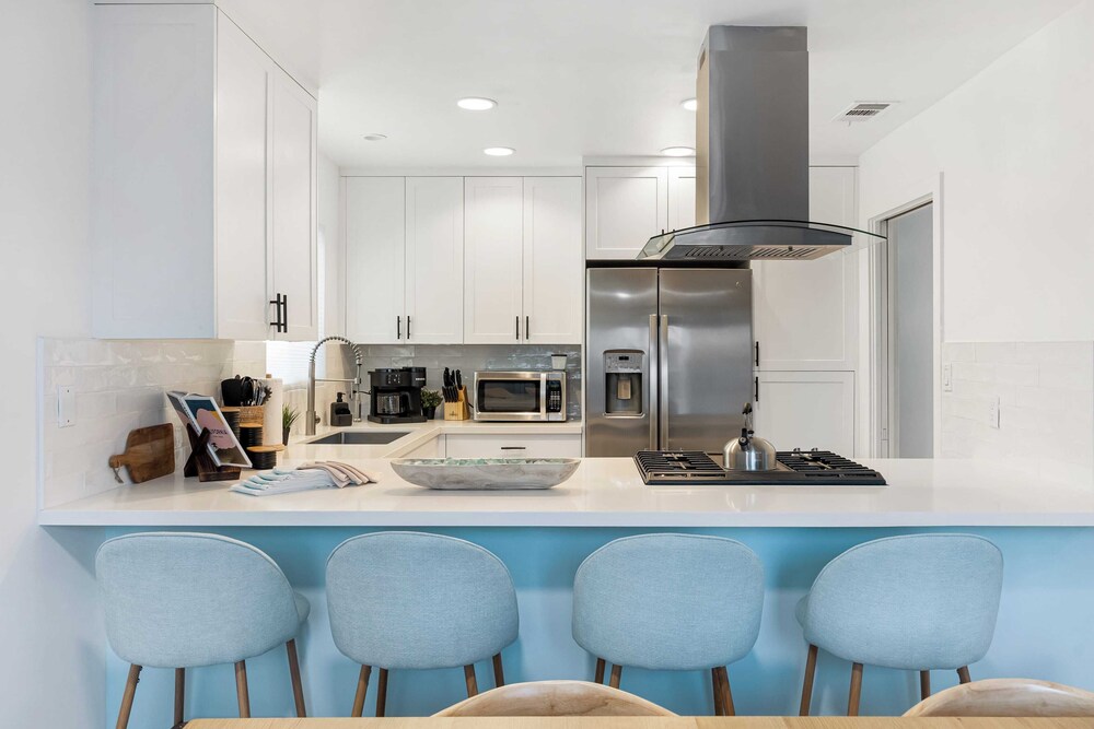 Steps From the Sand/boardwalk Outdoor Dining, Parking, and Patio in Newport