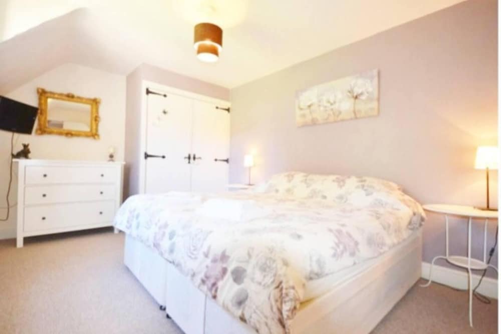 5-bed Home - Sleeps 12, Pool, Garden & Play Area