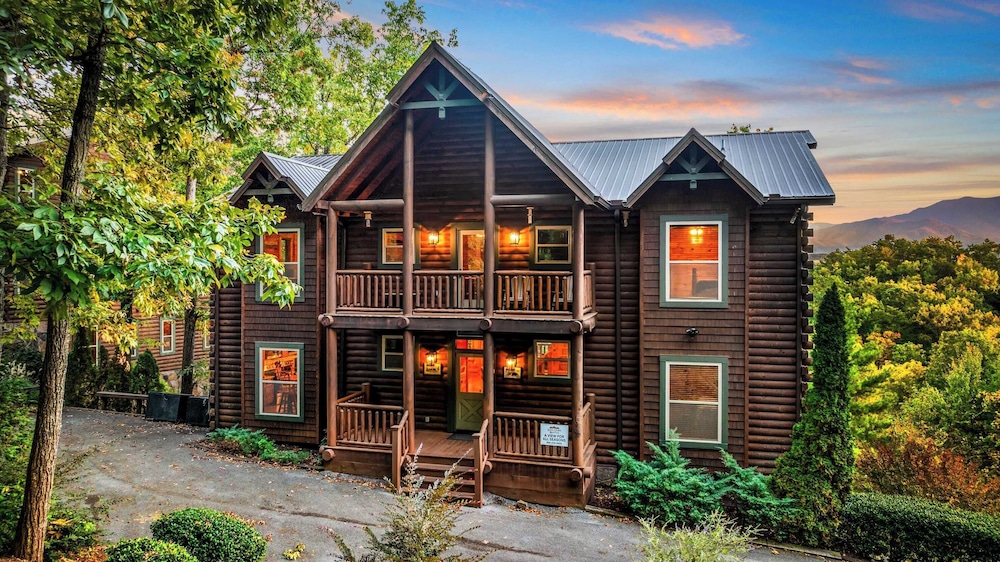 100 Guests Blackthorn: Sister Smokies Homes Luxury Mountain Retreat