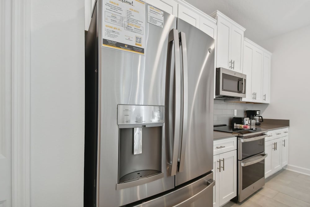 Storey Lake - Private Pool- King Bed - 4BD/3BA