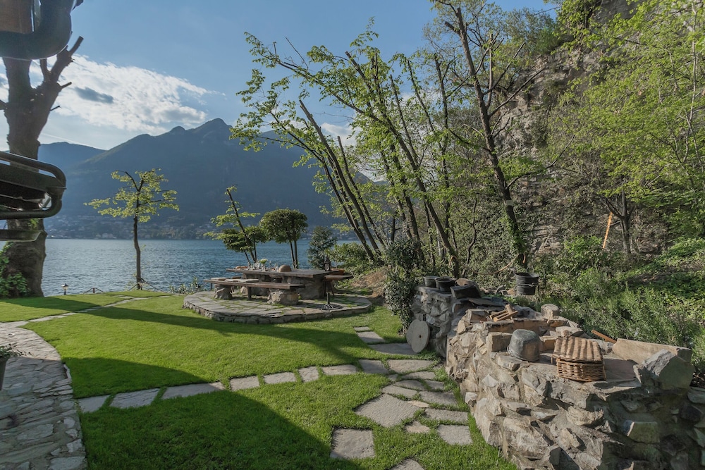 The Writer's Nest by Rent all Como
