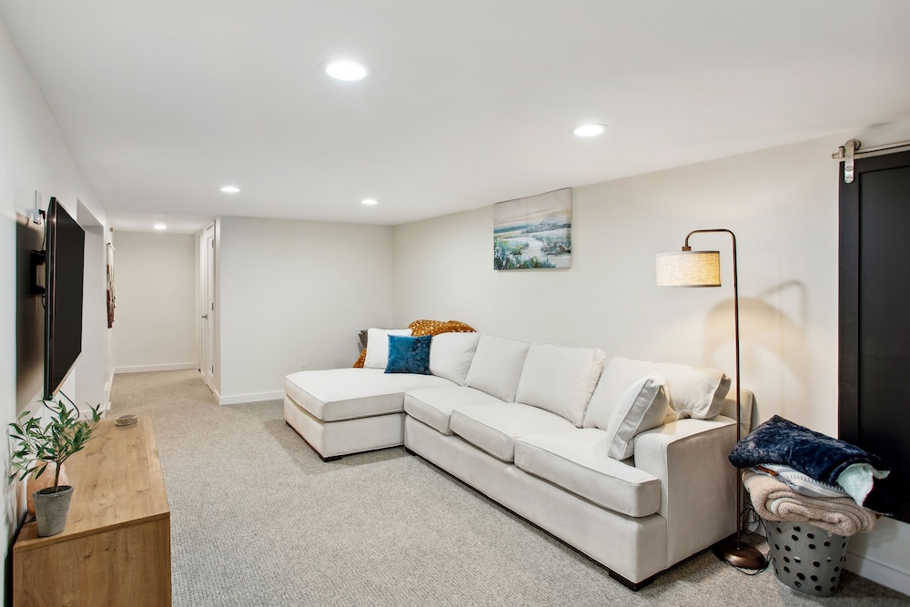 Charming & Bright Crystal Home Rental: Fire Table!, photo 11