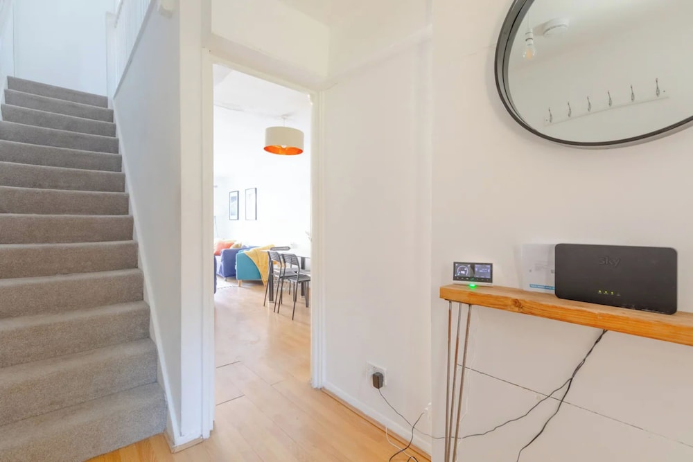 Lovely 4 Bed House w Garden, 1 Stop to Waterloo
