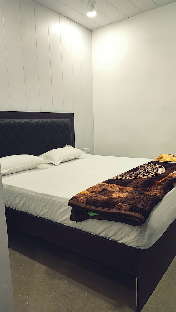 taj plaza paying guest house