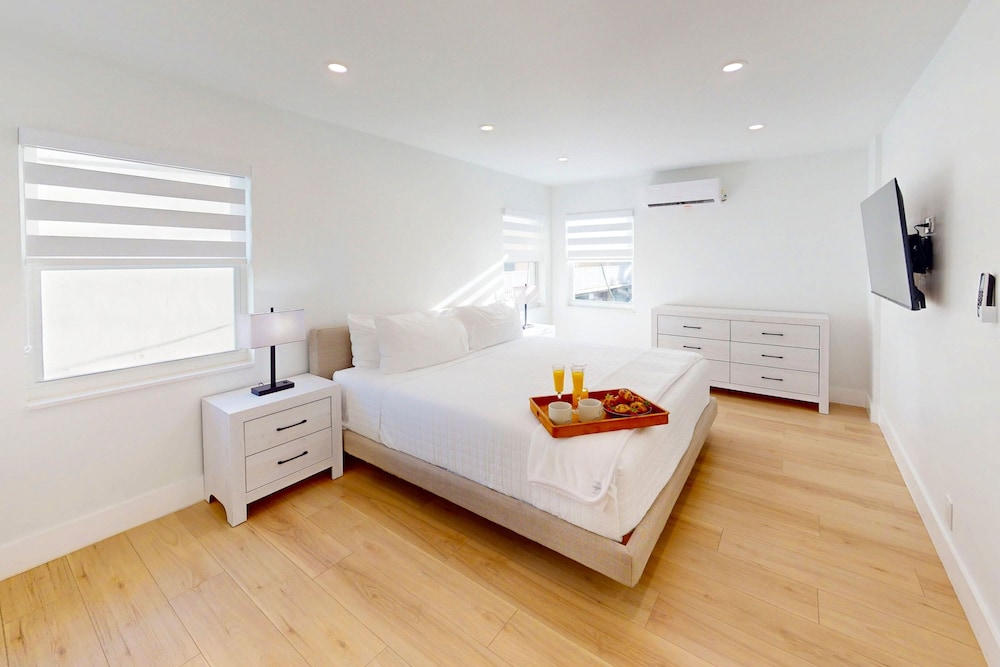Beach Condo King Bed Lush Patio w BBQ Birch Key Four