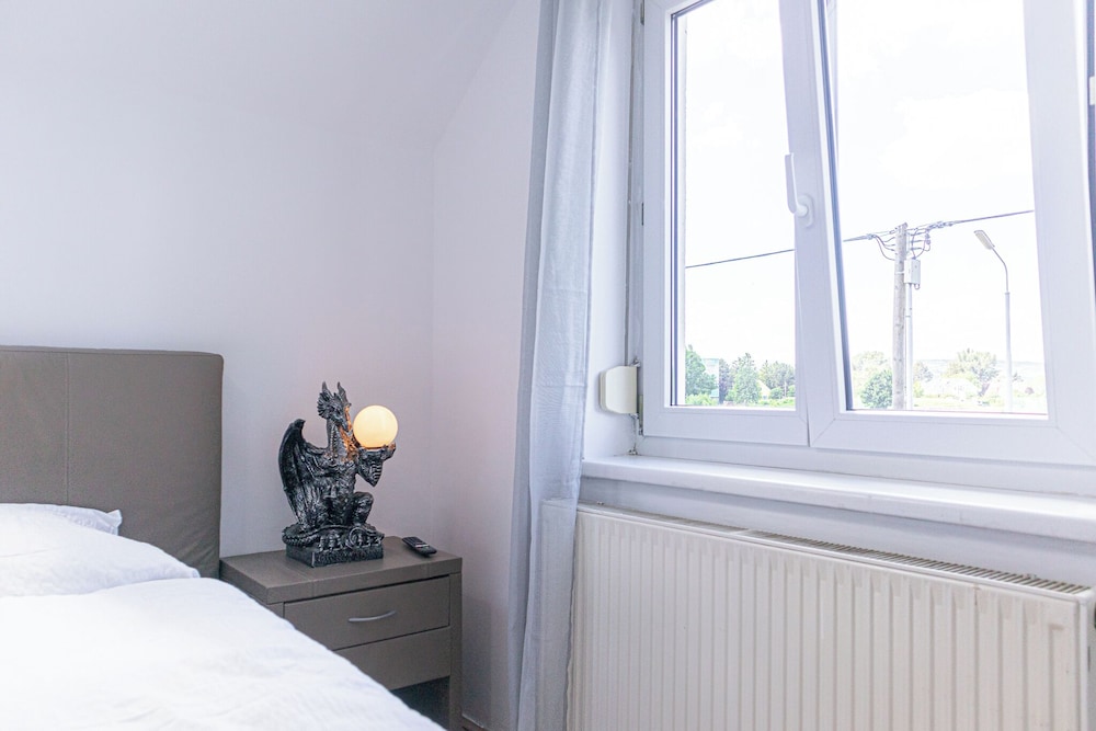 Spacious Home & Garden Free Parking
