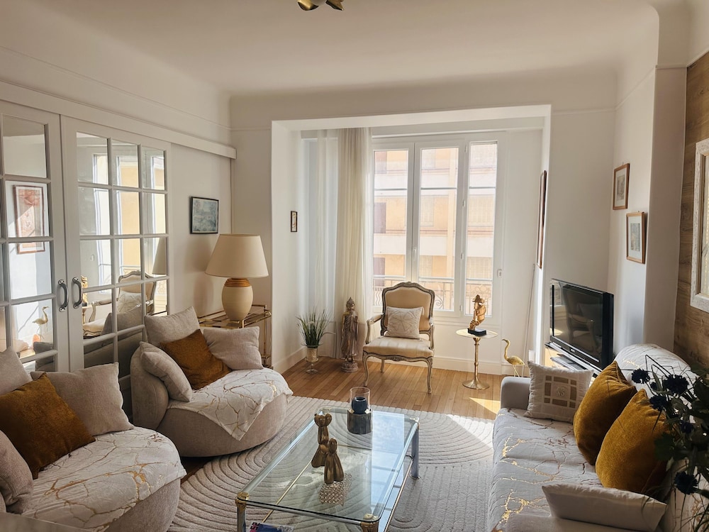 One Bedroom Apartment in Cannes Center a few Steps From the Croisette and the Martinez Hotel - 2032