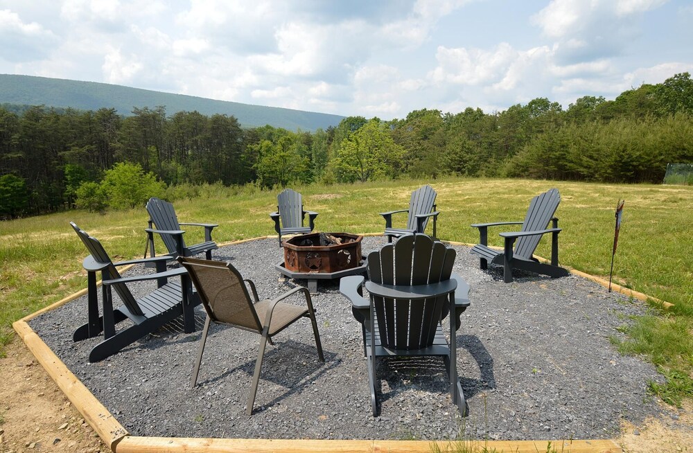 Black Bear Cabin - The Mountain Retreat!