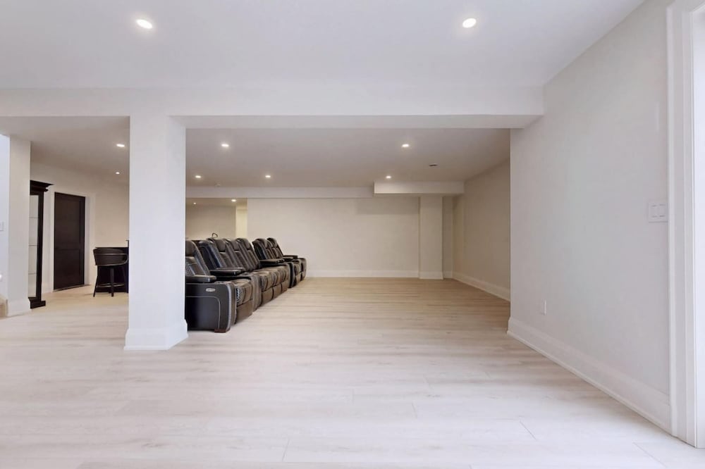 Lucky Mansion Luxury Villa in Fort Erie