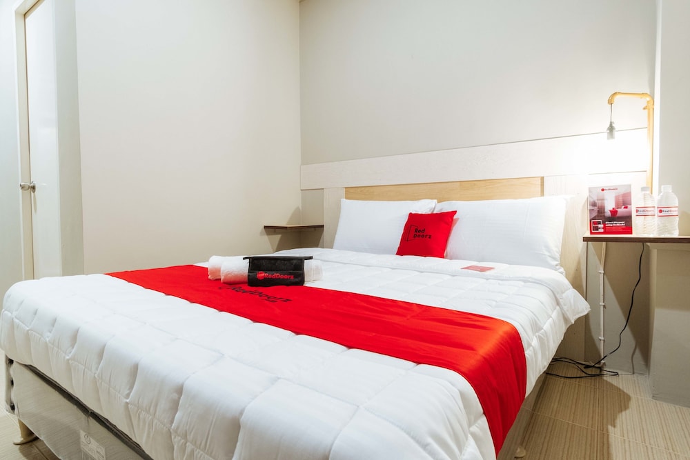 RedDoorz Plus near Osmena Highway 2 - Quarantine Hotel view 3
