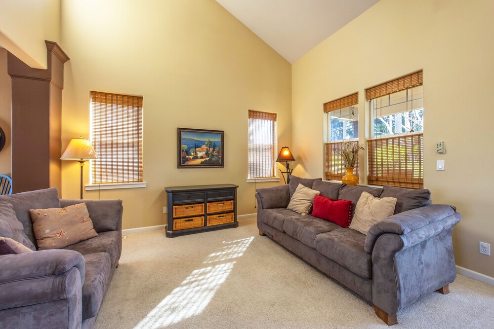 West Sail *30 Day Minimum 5 Bedroom Home by RedAwning