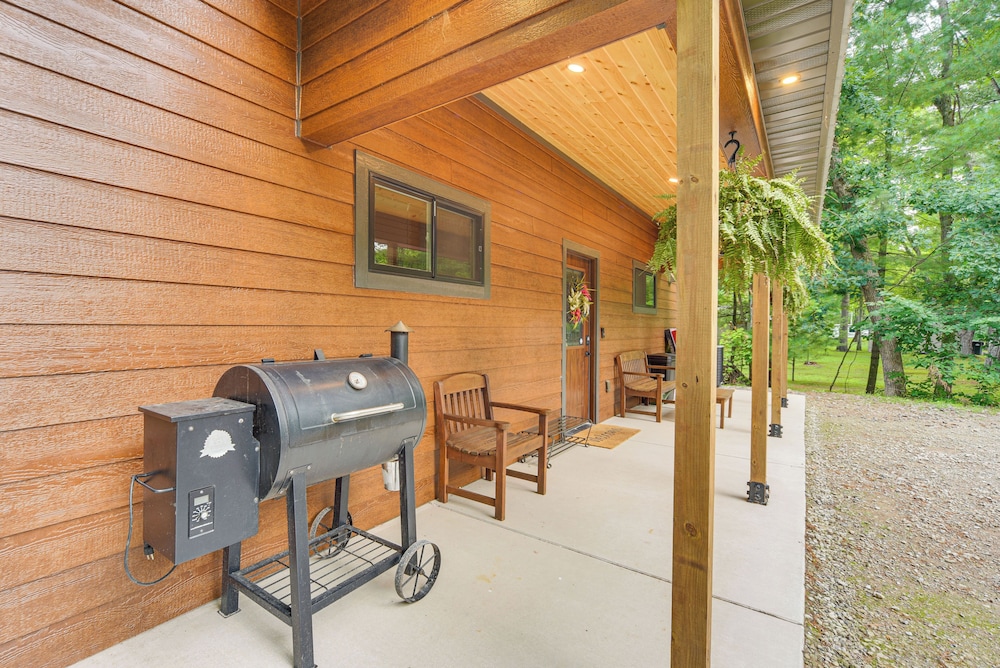 Boat Dock, BBQ & Fireside Fun: Clam Lake Cabin