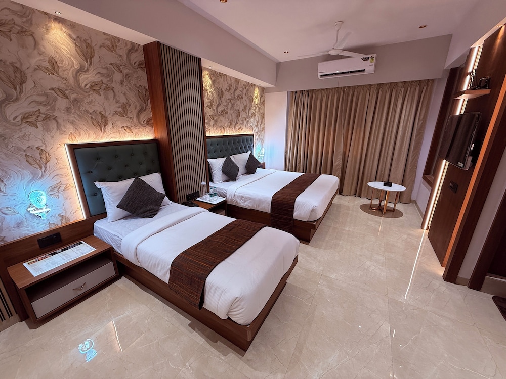 Hotel Saffron Grand Thane