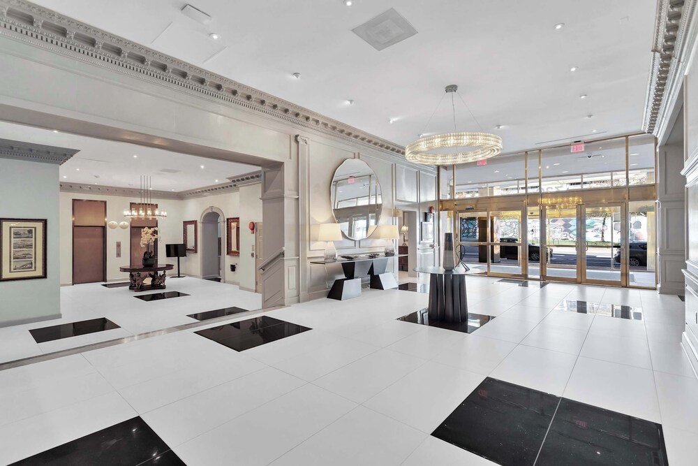 Close to Airport in Crystal City
