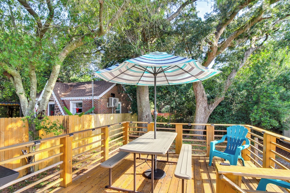 5 Mi to Dtwn: Bright Home w/ Yard in Pensacola!