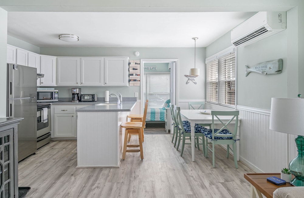 Coastal Condo Close to Beach & Entertainment view 4