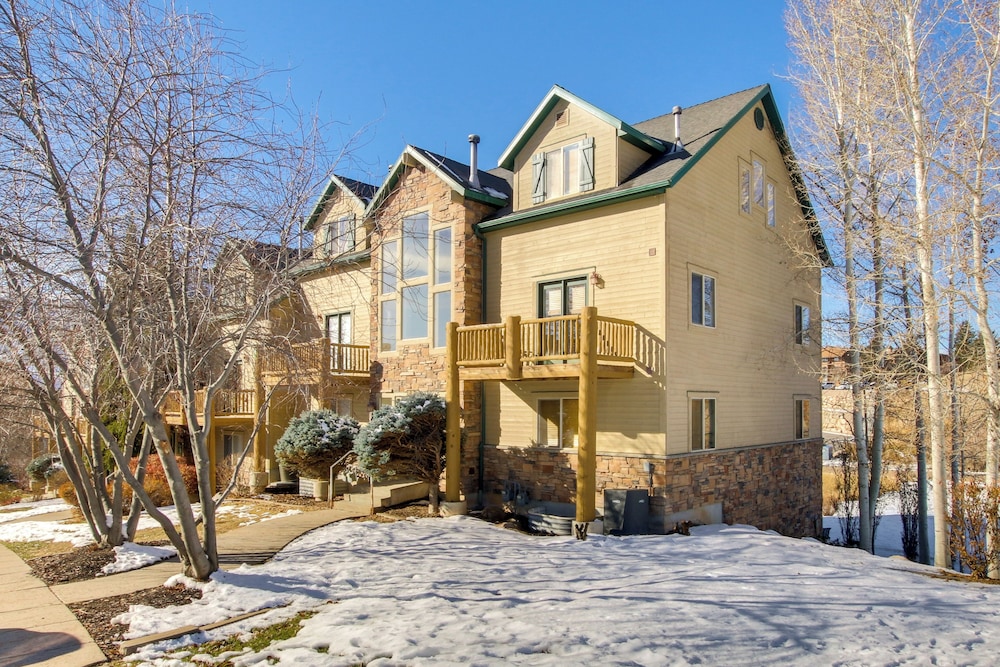 6 Mi to Powder Mtn w/ Shuttle: Cozy Eden Condo!