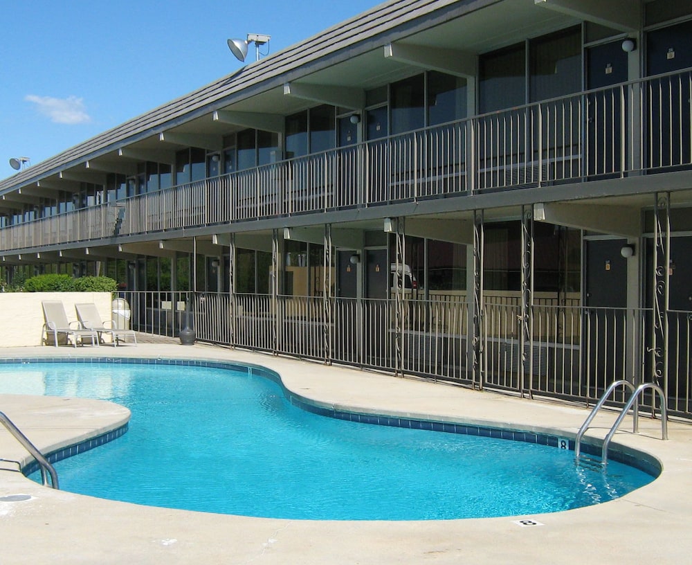 Hotel Alcoa Inn - Image 1