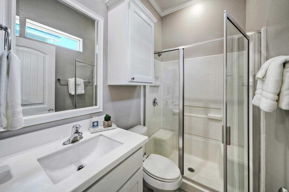Sleeps 24, 2 Homes 2blocks to the Beach, Pool, Game Room, Patio w/ Outdoor Bar