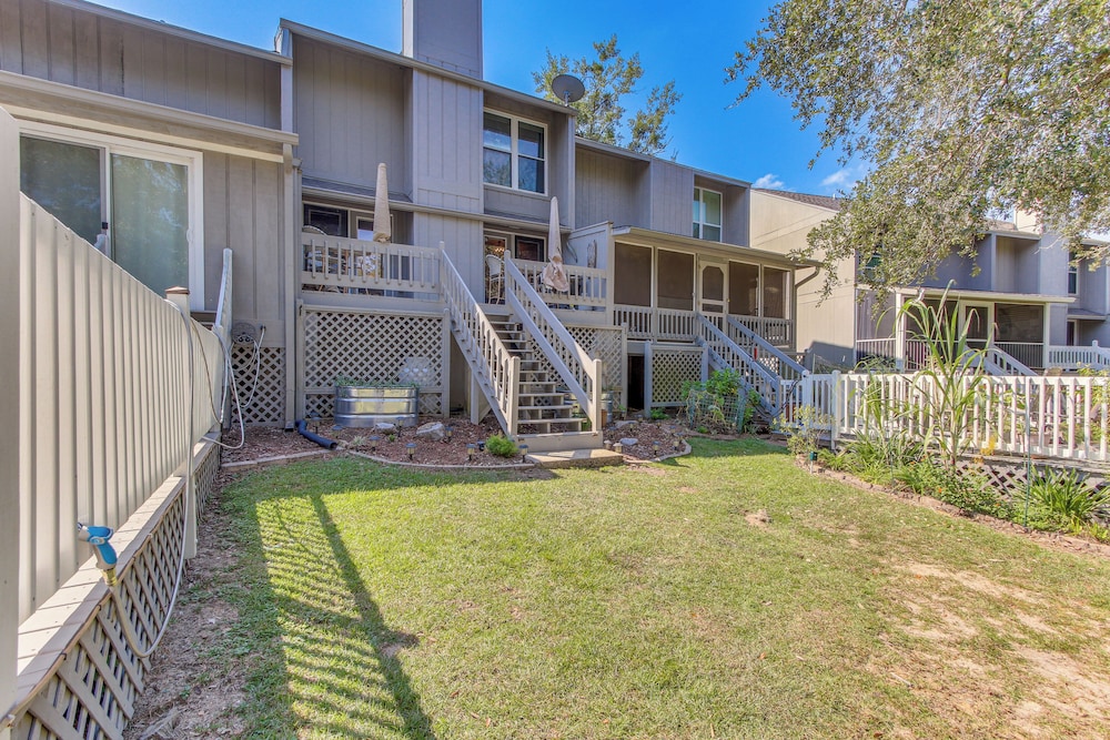 Inviting Home w/ Golf Course View in Diamondhead!