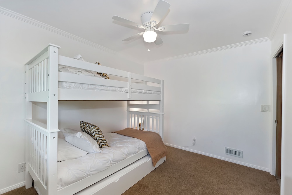 Casa Del Lago Spacious 4 Story Gated Home
