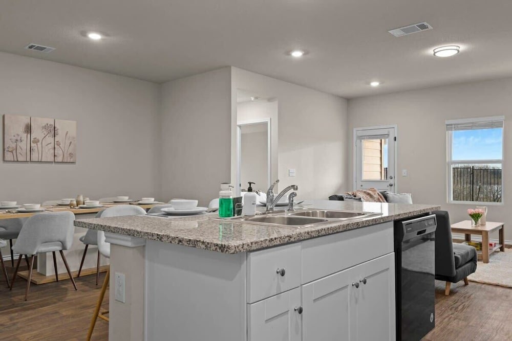 @ Marbella Lane - Amazing 4BR Lakeview Home