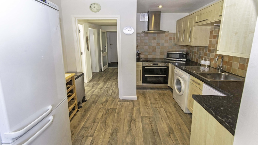 Clifton Court Apt 19 With Heated Pool view 5