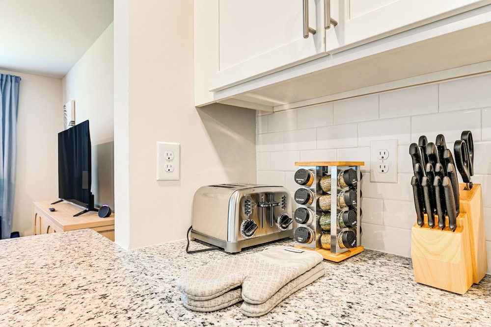 2 Mi to Shore: Newly Built Surfside Beach Gem