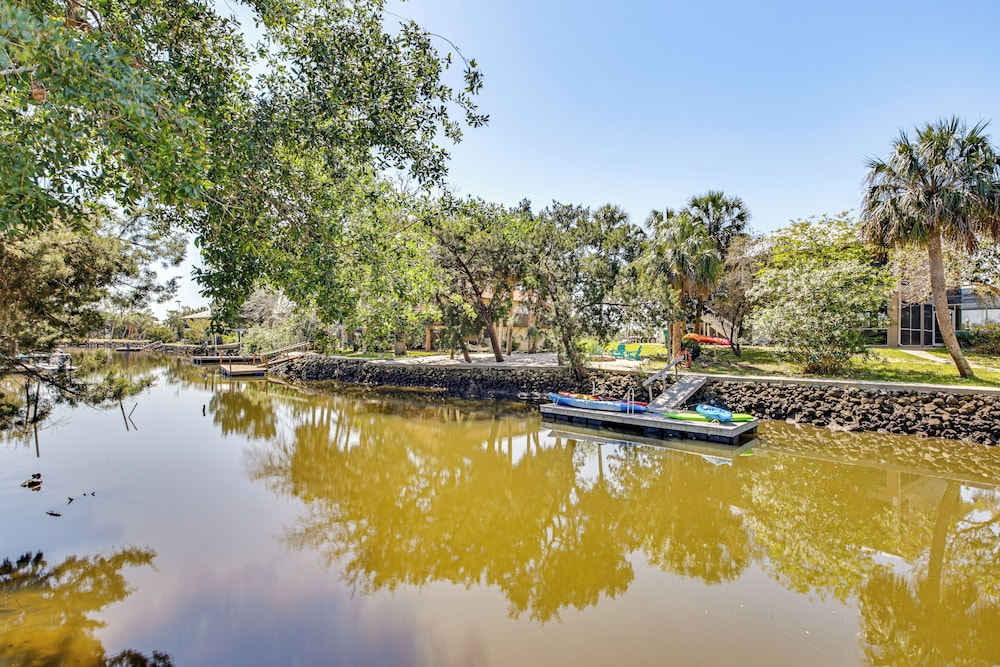 Outdoor Oasis: Canal-front Home in Crystal River