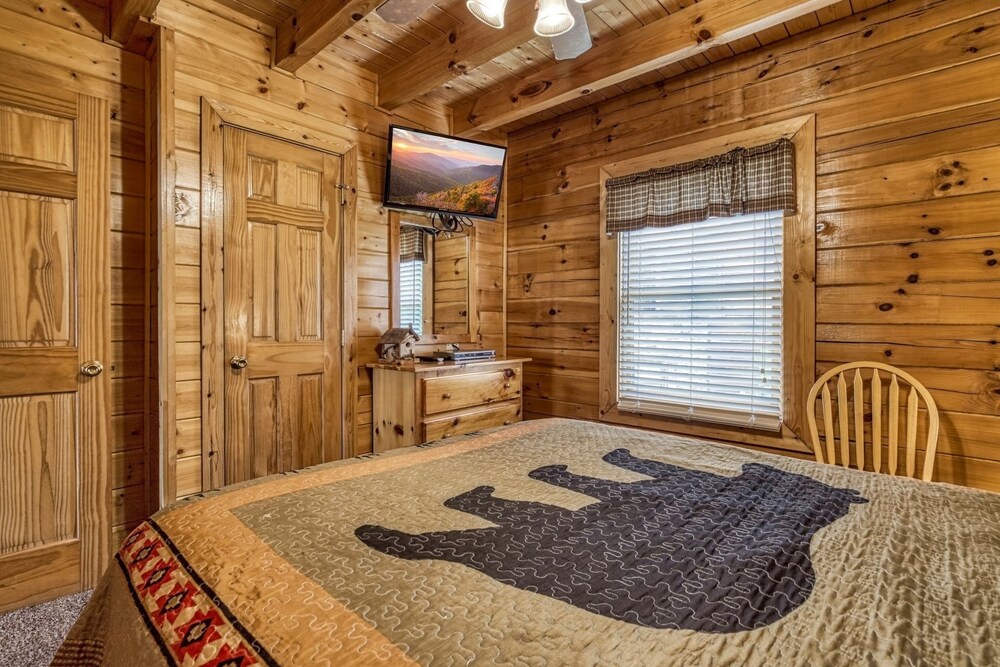Ern813 - Heavenly View- Great Location! Close To All The Action! 6 Bedroom Cabin by RedAwning view 3