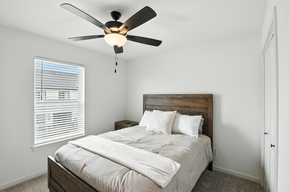 Modern Townhome Retreat In Prime Location 3 Bedroom Townhouse