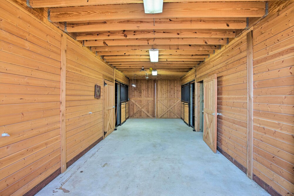 Gainesville Vacations - Charming Gainesville Retreat: Barn, Horses Welcome - Property Image 7