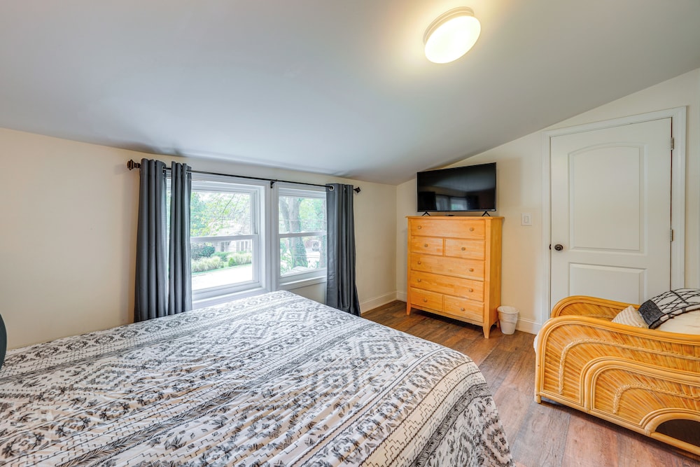 Fire Pit & Grill: Family Home on Fox River Trail!