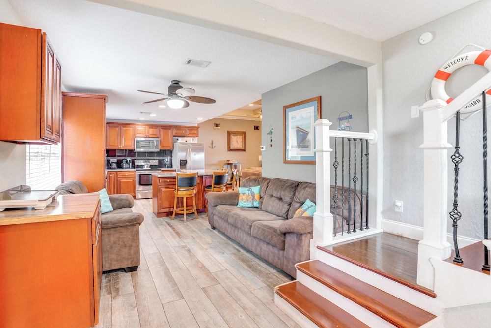 Fish, Swim & More: Lakefront Retreat in Ocklawaha!