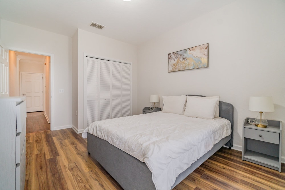 Upstay Modern 3BR Condo Pool Patio Near Disney