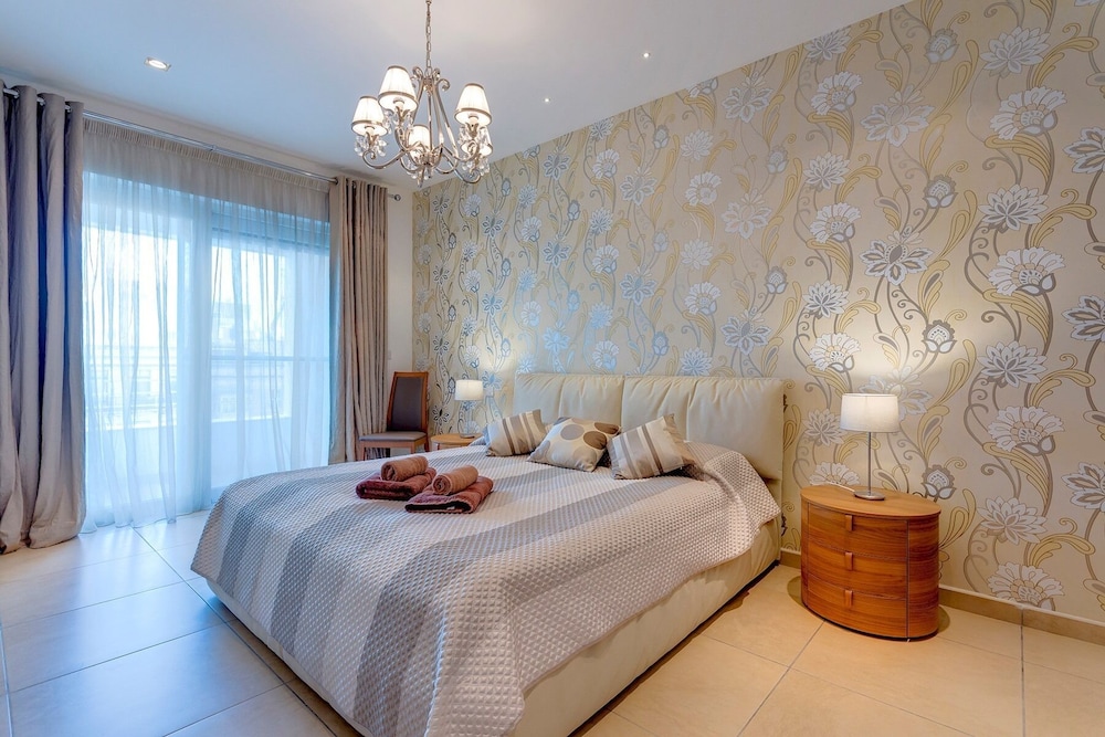 Luxury Seafront Oasis in Central Sliema with Pool view 3