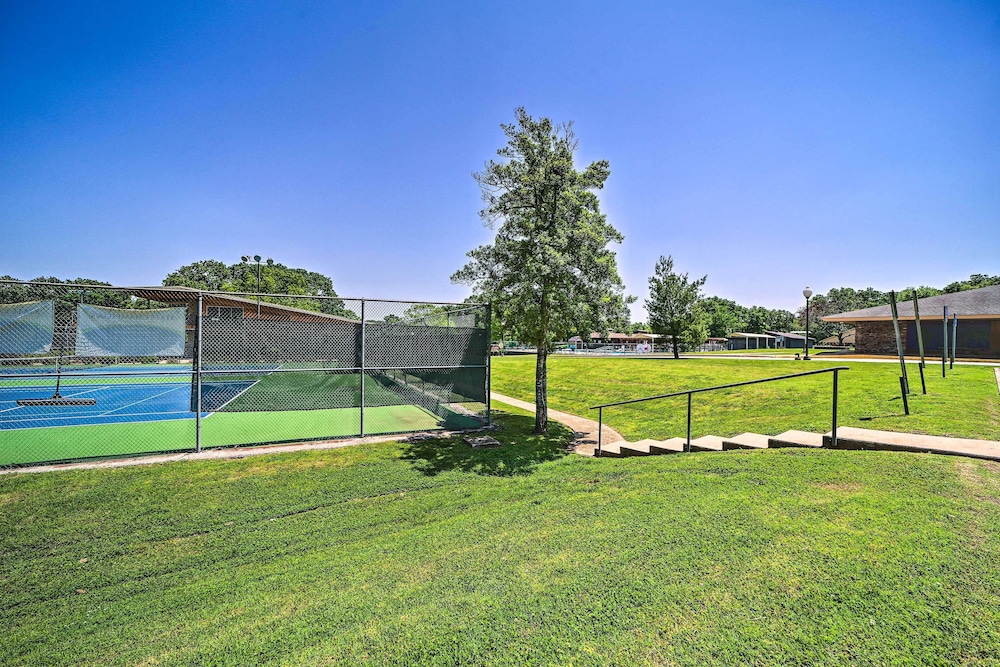Lakefront Retreat w/ Game Room in Bella Vista!