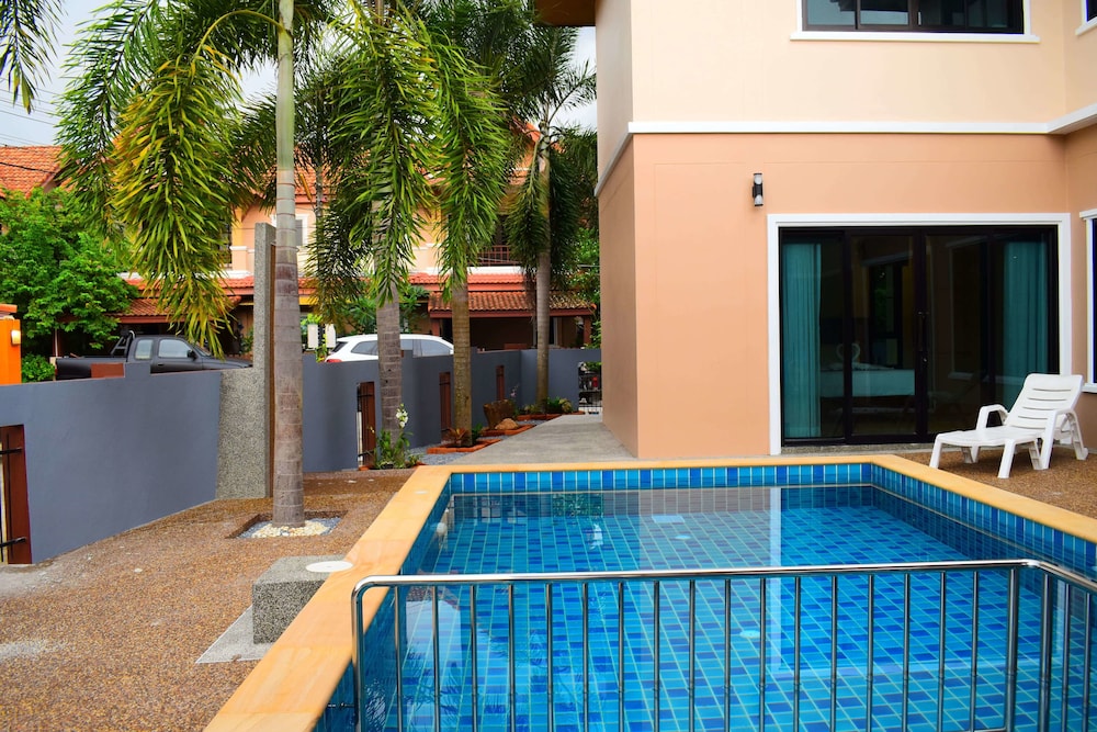 Poonsiri Private Pool Villa Aonang