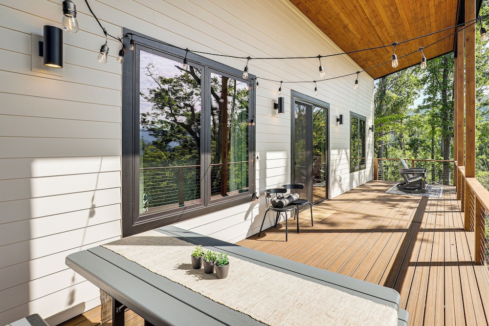 12 Mi to Asheville: Mtn-view Gem in Weaverville