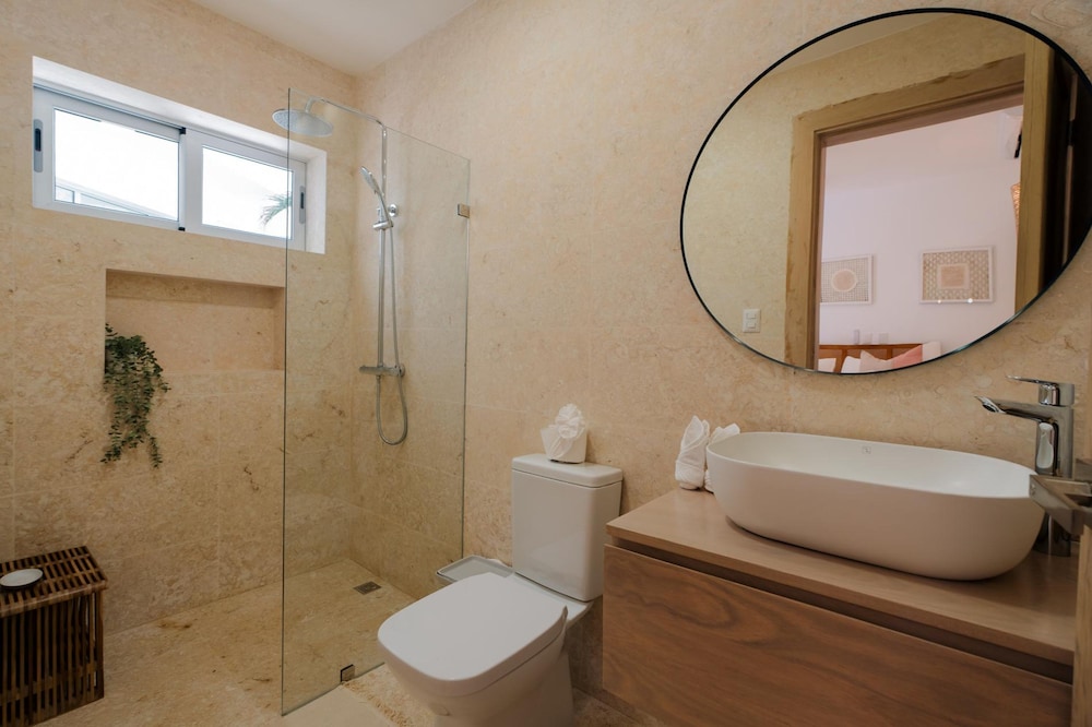 Modern 6 BDR Golf Front Villa in Luxury Beach Resort w Pool and Heated Jacuzziz
