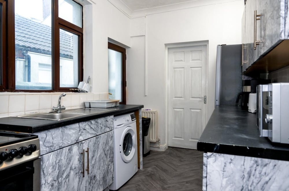 4-bedroom- Stoke-on-trent Sleeps 8- pet Friendly
