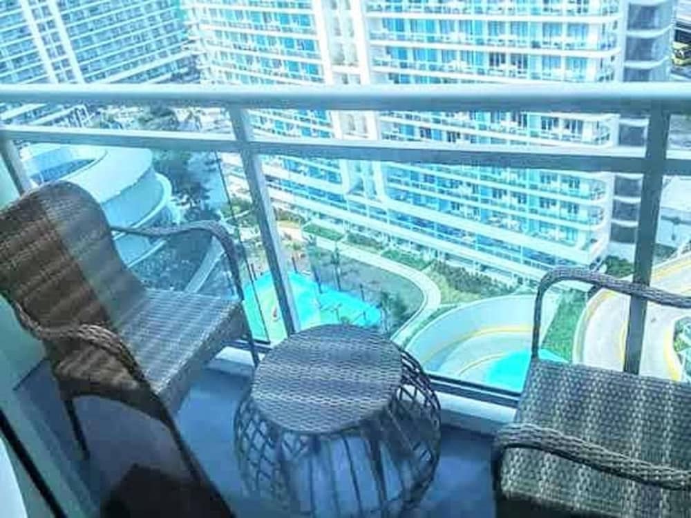 Azure Rio West Wave Pool 1 Bedroom near Airport