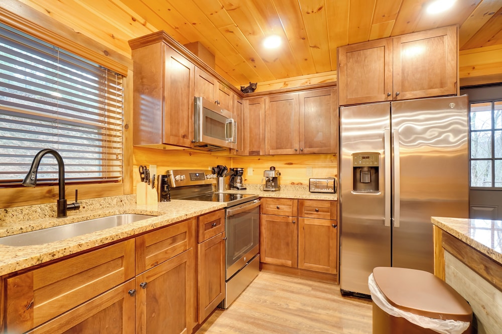 12 Mi to Gsmnp: Cabin w/ Game Room in Sevierville