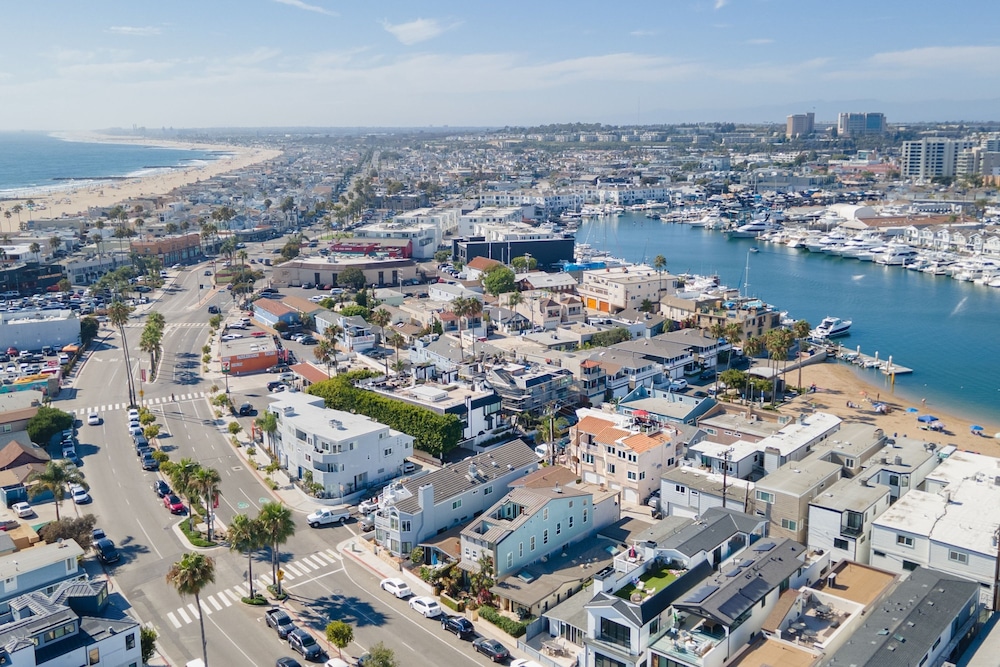 Shoreline Villa by Avantstay Steps to the Beach Bay Pier