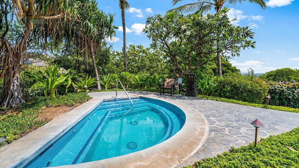Peaceful Mauna Lani Getaway - Pool, Golf & Private Beach Access - Vrkcv