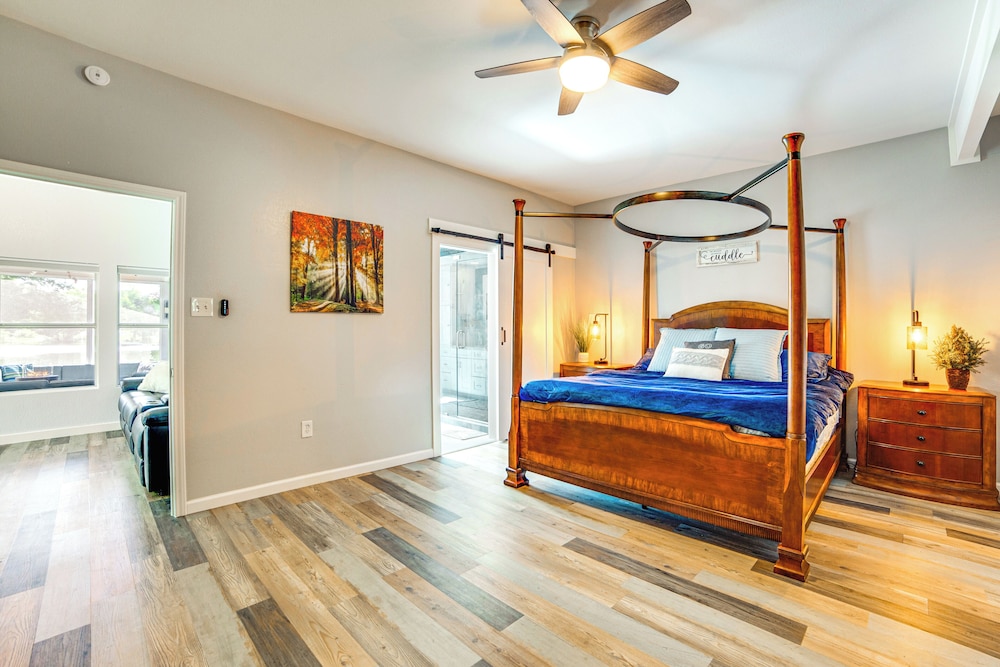Lake Tawakoni Access + Hot Tub - Wills Point Home!