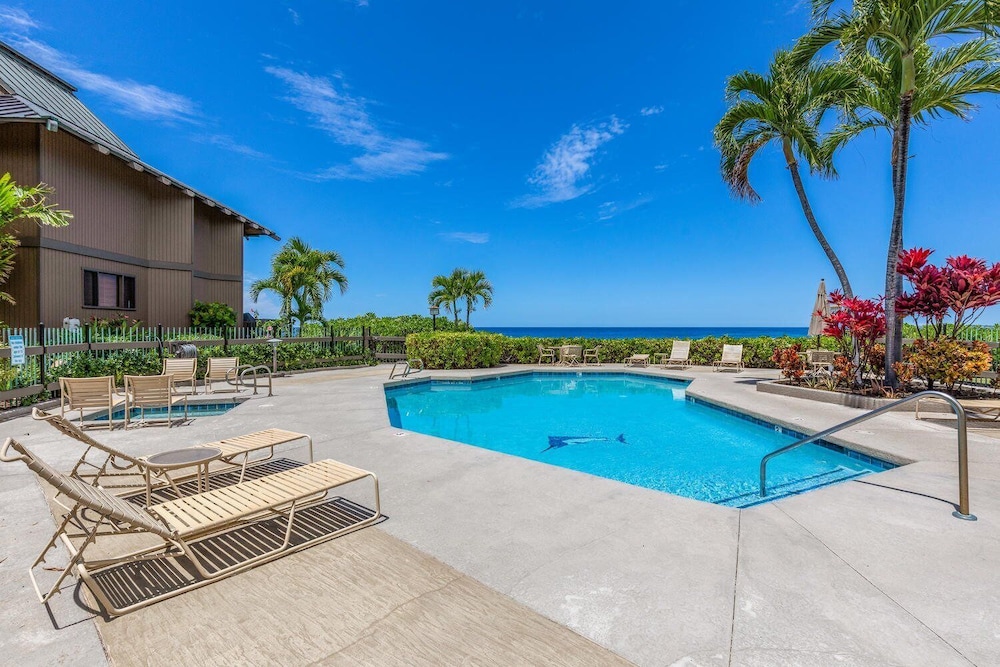 Air-conditioned Ocean Front Hawaii Townhome! - Sleeps 6 - Vrkcv